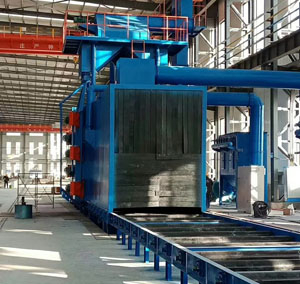 清理大型鋼結(jié)構(gòu)件、焊接件拋丸設(shè)備使用現(xiàn)場(chǎng)