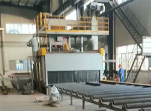 濟(jì)南鋼板預(yù)處理生產(chǎn)線(xiàn)安裝現(xiàn)場(chǎng)，包括拋丸機(jī)、噴漆室、烘干室等